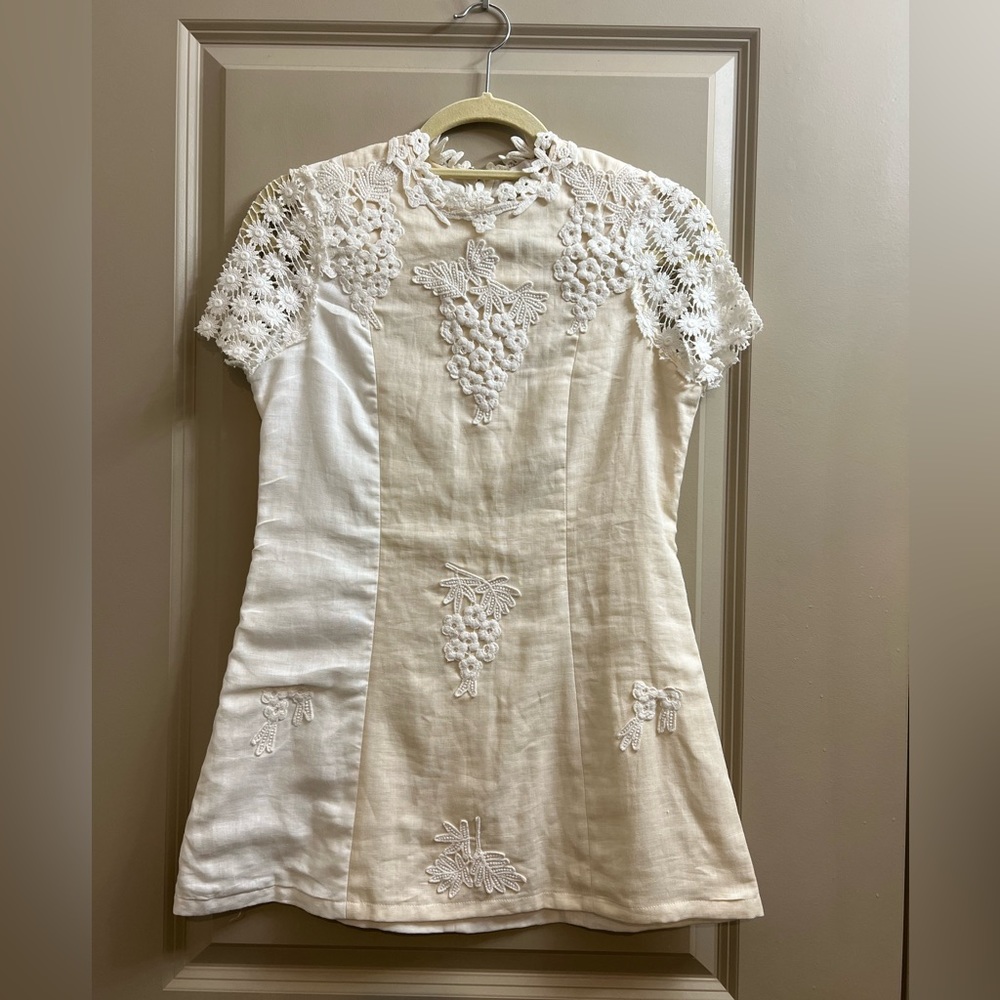 Anthropologie petites off white embroidered tunic
